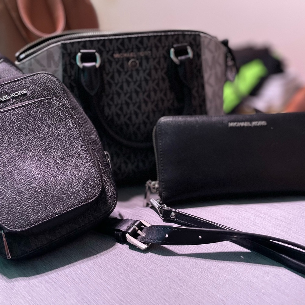 Michael Kors Black Shoulder Bags Collection